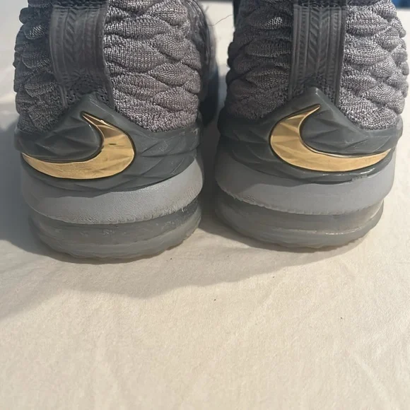 Nike LeBron 15 “City Edition” Wolf Grey/Metallic Gold Size Men 4 Youth Like new - Picture 10 of 16